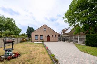 Instapklare, rustig gelegen woning op mooi zuidgericht perceel van 756 m²! Deze gelijkvloerse woning is up-to-date gehouden zodat je er ineens je nieuwe thuis van kan maken.<br /><br /><strong>Troeven in de kijker:<br /></strong><br />- mooi zuidgericht perceel in rustige straat<br />- ligging dicht bij dorpskern en scholen<br />- volledige gelijkvloerse woning<br />- 2 slaapkamers<br />- aparte garage<br />- perfect onderhouden<br /><br />
<h3>Indeling</h3>
<p>Via de inkomhal kom je in de gezellige woonkamer, die aansluit op de eetkamer en keuken. Vanuit de nachthal bereik je de hoofdslaapkamer met aansluitende badkamer en wasplaats. Daarnaast is er nog een tweede slaapkamer, die uiteraard ook perfect dienst kan doen als bureau, hobbyruimte of logeerkamer.</p>
<p>De zolderverdieping doet momenteel dienst als extra bergruimte, maar biedt dankzij de beschikbare ruimte mogelijkheden om – mits de nodige aanpassingen – extra slaapkamers of een andere polyvalente ruimte te creëren.</p>
<p>Vanuit de veranda heb je een aangenaam zicht op de mooi aangelegde en onderhoudsvriendelijke tuin. Een heerlijke plek om te genieten van de rust en het groen.</p>
<p><strong>Benieuwd naar deze woning?</strong><span> </span>Contacteer Flor Vastgoed en ontdek zelf de mogelijkheden tijdens een bezoek ter plaatse.</p>
<p>📧 info@flor-vastgoed.be<br />📞 03 283 62 43</p>