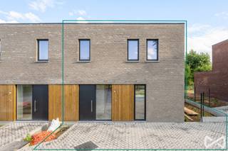 Deze goed georiënteerde, energiezuinige halfopen nieuwbouwwoning is gelegen in Elst en afgewerkt met uiterst duurzame materialen. <br /><br />Op het gelijkvloers bevinden zich de inkomhal met bezoekerstoilet, leefruimte met open ingerichte keuken en afzonderlijke berging, terras en tuin. De bovenverdieping omvat 3 slaapkamers, ingerichte badkamer met inloopdouche, technische ruimte en apart toilet.<br /><br />Voorzien van bijhorende carport en mogelijkheid tot het huren van een extra autostaanplaats voor 30 EUR/maand.<br /><br />Deze woningen zijn afgewerkt met uiterst duurzame materialen en zeer energiezuinig afgewerkt conform de huidige normen. Elke woning beschikt over een individuele regenwaterput van 10.000 liter die aangesloten is op de toiletten, wasmachine en buitenkraan. Tevens zijn er zonnepanelen voorzien per woning (conform EPB-normen). <br /><br />Beperkte syndickost van 20 EUR/maand provisie.<br /><br />Alles is volledig geschilderd en afgewerkt met lichtarmaturen, kortom instapklaar! Beschikbaar vanaf 1 oktober 2026!<br /><br />Voor meer informatie of een bezoek bel Stefanie op het nummer 055/59 50 10 of email stefanie.browaeys@weinvest.be.