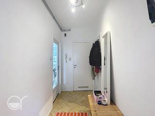 OPGELET: om dit pand te huren of bezichtigen vragen wij steeds eerst een virtueel bezoek te brengen aan het pand. Ga hiervoor naar www.rosseel.be en vul de referentie T118CP in in het veld ‘zoek’ bovenaan rechts. Kies dan ‘360°’. De website helpt je nu verder voor de volgende stappen.<br /><br />Dit instapklare appartement is gelegen op de derde verdieping, vlakbij het station Gent-Sint-Pieters. De indeling is als volgt: inkomhal, aangename woonkamer, gesloten keuken, badkamer met ligbad/douche, toilet en wastafel, en twee slaapkamers, waarvan de grootste toegang biedt tot een terras met berging. Tot slot is er een kelderberging inbegrepen in de huurprijs.<br /><br />Maandelijks dient een voorschot van €50 betaald te worden voor de gemeenschappelijke kosten. EGW zijn individueel af te sluiten.<br /><br />Het appartement is beschikbaar vanaf 01/07/2026.