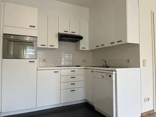 Op een absolute toplocatie in het pittoreske De Haan treft men deze ruime studio. De uiterst centrale ligging koppelt winkelmogelijkheden aan zee, strand en dijk en dit allemaal op wandelafstand.<br /><br />Via de lift of de trap bereikt u deze studio op de tweede verdieping. Het omvat een leefruimte met open keuken, een berging, een toilet en een badkamer met ligbad. De leefruimte geniet van overvloedig natuurlijk zonlicht door de grote raampartijen.<br /><br />Het appartement wordt niet bemeubeld verhuurd.<br /><br />De syndicuskosten zijn inbegrepen in de huurprijs. <br /><br />Beschikbaar vanaf 1/08/2026. Aarzel niet en plan snel uw bezoek in via dehaan@immofrancois.be.<br /><br />