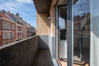 Derrière sa belle façade moderniste, donnant sur la rue au premier étage, cet appartement fonctionnel offre un grand potentiel tant pour les jeunes couples que pour les étudiants.<br /><br />L'immeuble a été entièrement rénové en 2009 et se trouve à proximité de la gare de Gand-Saint-Pierre, de l'hôpital Jan-Palfijn, de l'université et des campus des hautes écoles, et n'est qu'à 10 minutes à vélo du centre-ville.<br /><br />L'agencement de l'appartement est le suivant : un hall d'entrée, un débarras, un salon spacieux, une cuisine ouverte, deux chambres, une salle de bains et une terrasse orientée sud-ouest. L'appartement dispose en outre de deux emplacements fixes pour vélos.<br /><br />Son label EPC est C et son Mobiscore de 9,5 indique que les commerces, les transports en commun et les écoles se trouvent à proximité, ce qui vous évite d'avoir recours à la voiture.<br /><br />Cela vous intéresse ? Prenez rendez-vous pour une visite.