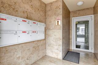 <p><span>Ruim, gelijkvloers appartement met 2 slaapkamers in centrum Zottegem.</span></p><p><span> </span></p><p><span>INDELING</span></p><p><span>Het appartement heeft 1 slaapkamer vooraan en een grote slaapkamer aan de kant van de tuin.</span></p><p><span>Verder omvat het appartement een grote badkamer met inloopdouche , een ruime berging, een toilet, een living met zicht op het terras en tuintje met open keuken.</span></p><p><span>Bij het appartement hoort een ondergrondse staanplaats en een ruime kelderberging waar ook fietsen kunnen in geplaatst worden.</span></p><p><span> </span></p><p><span>TECHNISCH</span></p><p><span>Gunstig epc b label.</span></p><p><span>Ruim appartement van 131m² met terras en tuintje.</span></p><p><span> </span></p><p><span>LIGGING</span></p><p><span>Het appartement is gelegen in centrum Zottegem.</span></p><p><span>Op wandelafstand van alle winkels, dichtbij station en scholen..</span></p><p><span> </span></p><p><span>PRAKTISCH</span></p><p><span>Voor meer info en/of het maken van een afspraak bel Eefje van Immo D'hondt 0498 88 88 89</span></p>