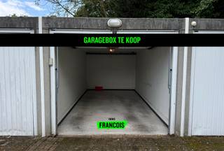 Vlot bereikbare garagebox te Roeselare<br /><br />Deze vlot bereikbare garagebox biedt voldoende ruimte voor het stallen van een personenwagen en kan daarnaast perfect dienen als opslagruimte voor materiaal, gereedschap of andere goederen. De garage is uitgerust met een automatische poort die zowel via een codeklavier als met een afstandsbediening kan worden bediend. Bovendien is er ook een stopcontact voorzien in de garage. <br /><br />Bent u op zoek naar een veilige parkeerplaats of een praktische opslagruimte op een goed bereikbare locatie? Neem dan gerust contact met ons op via axel@immofrancois.be of telefonisch op 0471/45.29.95.