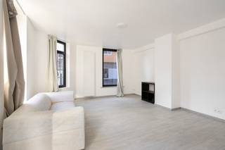 Ben je op zoek naar een zeer ruim duplex appartement in het centrum van Aalst? Zoek niet verder! Dit appartement met een bruikbaar vloeroppervlak van maar liefst 164 m² in de Molenstraat 18A heeft alles wat je zoekt.<br /><br />Indeling:<br />Gelijkvloers: <br />- Aparte inkomhal<br /><br />Eerste verdieping:<br />- Woonkamer<br />- Keuken<br />- Hal<br />- 1 slaapkamer<br />- Badkamer met ligbad en toilet<br /><br />Tweede verdieping:<br />- Hal<br />- 2 slaapkamers<br /><br />Bijzonderheden:<br />- Ruime zolder<br />- Elektriciteit conform<br />- Energiezuinig (EPC B) <br />- Zeer goede ligging in het centrum van Aalst nabij alle voorzieningen zoals winkels, scholen, restaurants, station, de Markt, etc.<br /><br />Mis deze kans niet en vraag vandaag nog jouw bezoek aan!<br /><br />Bij Albert kom je thuis