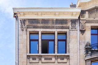 Ontdek dit recent gerenoveerde duplexappartement in het hippe Borgerhout, vlak bij het levendige Moorkensplein met tal van gezellige eet- en drinkadresjes. Gelegen in een charmant, kleinschalig gebouw met slechts drie units. De lichtrijke leefruimte met open keuken biedt een aangename indeling en modern comfort. Boven bevinden zich drie slaapkamers en extra bergruimte. Energiezuinig, centraal gelegen en volledig instapklaar – ideaal voor wie stijlvol wil wonen in een opkomende stadsbuurt!