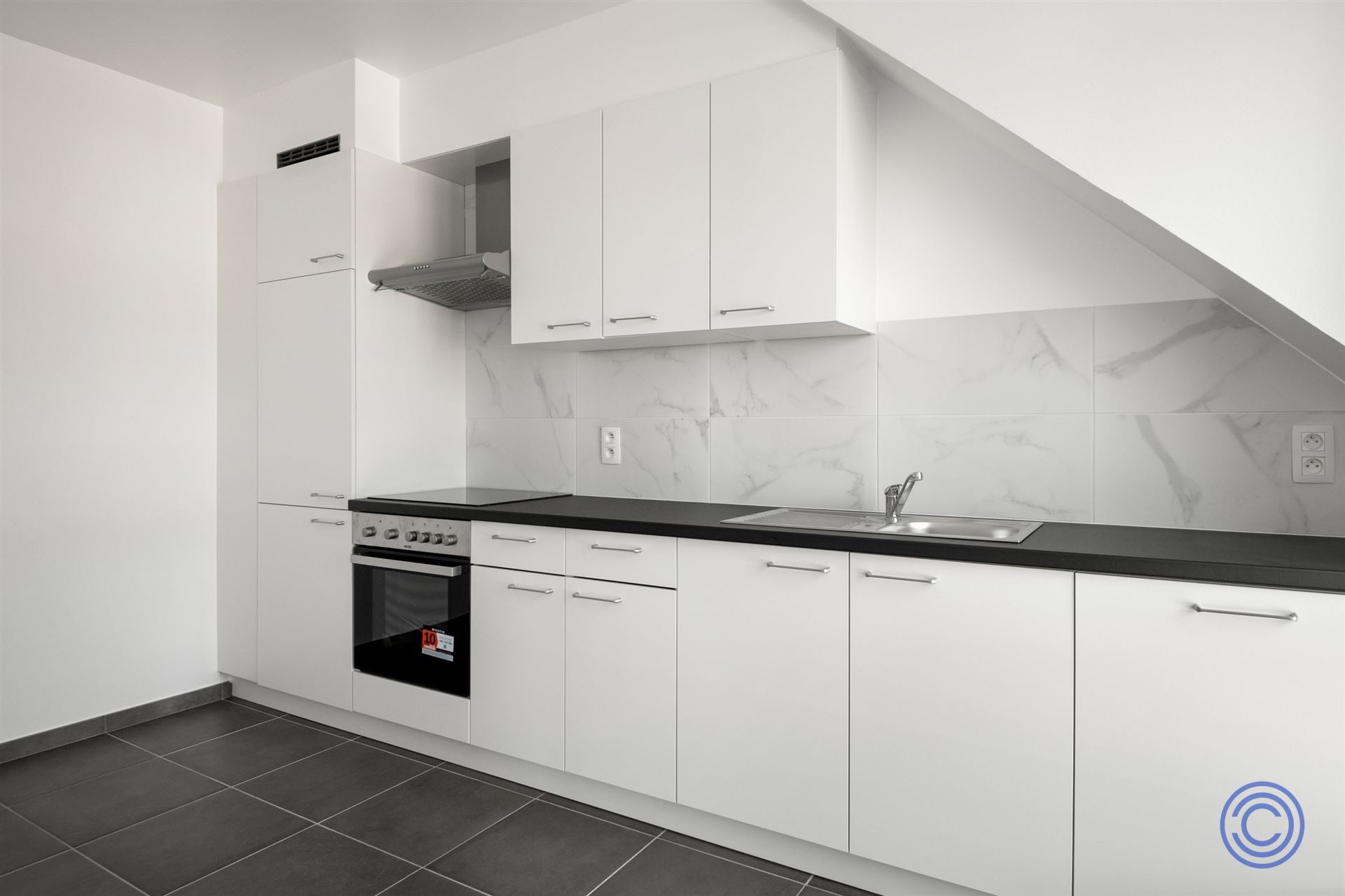 Volledig gerenoveerd 2-slp appartement met zonnig terras! - foto 2