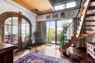 Bent u op zoek naar een woning met ruimte, karakter én mogelijkheden om volledig naar uw smaak te renoveren? Dan is deze woning in...