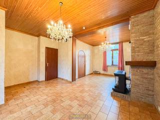 HALFOPEN BEBOUWING op een MOOI PERCEEL met UITWEG ACHTERAAN, gelegen te Kruisem. Deze woning met POTENTIEEL biedt alle MOGELIJKHEDEN om, mits...