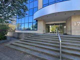 <p>Immeuble de bureaux à l'accessibilité exceptionnelle</p>
<p>Cet immeuble est situé sur un parc d'activités à l'arrière de la Chaussée de Louvain, un emplacement stratégique offrant une excellente accessibilité en voiture. Grâce à la proximité de l'E40 et du R22, vous êtes rapidement sur place, et l'aéroport se trouve à seulement 10 minutes.</p>
<p>L'emplacement garantit une accessibilité aisée, tant pour votre personnel que pour vos clients. L'immeuble offre également la possibilité d'un espace de stockage réduit, idéal pour les entreprises qui, en plus des bureaux, ont besoin d'un peu de stockage supplémentaire.</p>
<p>Autre avantage non négligeable : les taxes bruxelloises ne s'appliquent pas ici.</p>