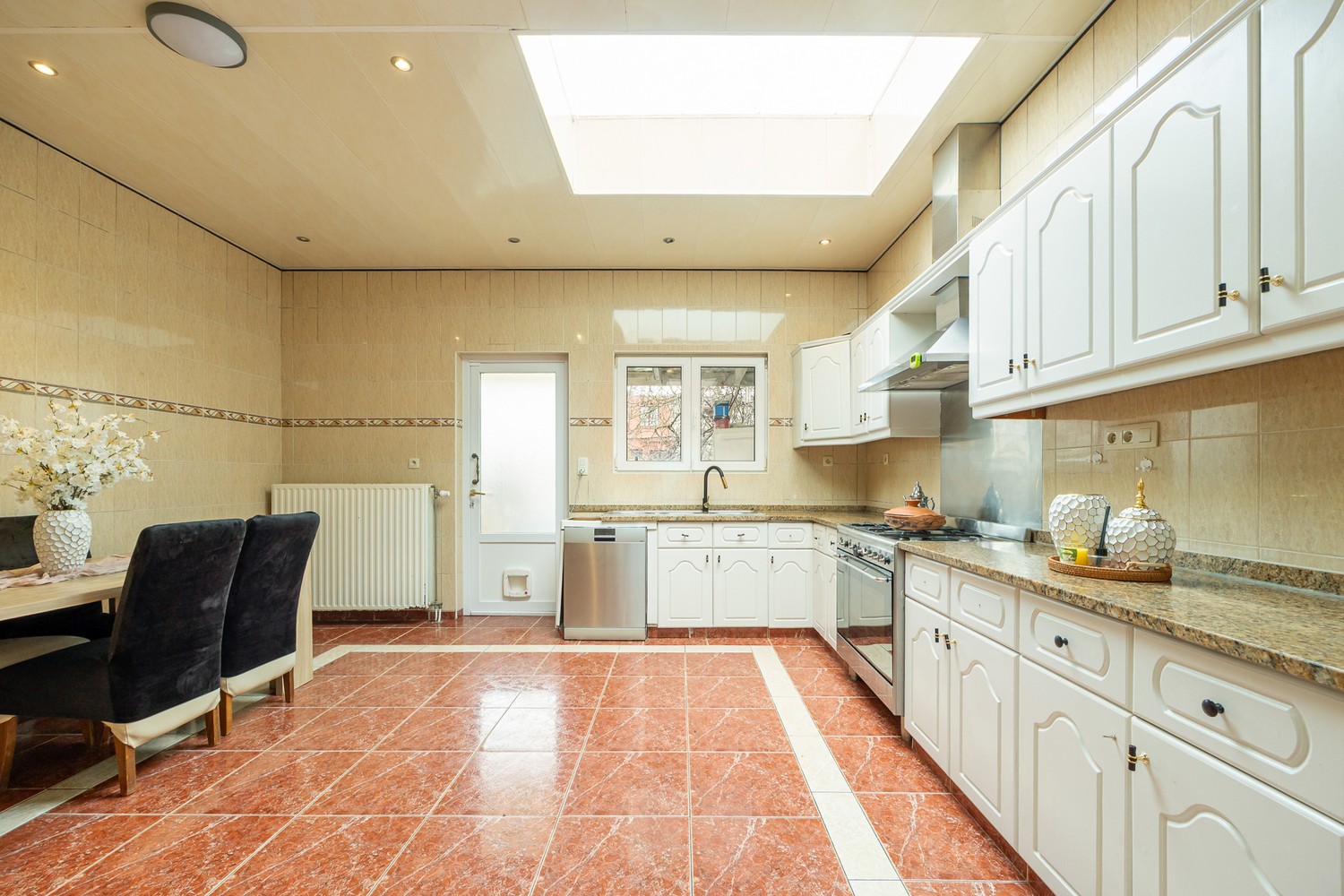 Ruime woning met 6 tot 8 slaapkamers en veelzijdige woonmogelijkheden - foto 4