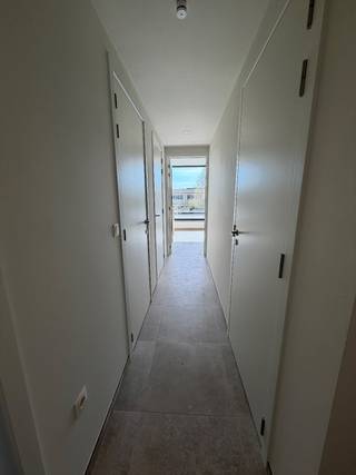 Ligging: <br />Dit nieuwbouw appartement is nabij het centrum gelegen. Hierdoor zijn alle faciliteiten op korte afstand terug te vinden (scholen, winkels, openbaar vervoer). <br /><br />Beschrijving: <br />Het appartement gelegen op de tweede verdieping, bestaat uit: <br />- Inkomhal met een apart toilet.<br />- Ruime leefruimte<br />- Open keuken, volledig uitgerust met alle toestellen<br />- Badkamer met lavabo, badkamermeubel en douche<br />- 3 slaapkamers<br />- Berging <br />- Terras<br />- Gemeenschappelijke buitenberging<br />- Verwarming en koeling via Klimaatplafonds<br /><br />Extra: <br />- Onmiddellijk beschikbaar!<br />- De huurprijs bedraagt 1000 euro/maand<br />- Gunstig EPC-Label A<br /><br />Uitsluitend via onze website www.vastengoed.be kan u een bezichtiging inplannen op de vooropgestelde bezoekmomenten. Voor andere vragen kan u het kantoor bereiken op het nummer 014 72 73 74