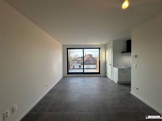 <p>L'appartement a une superficie d'environ 57,7 m², comprend une chambre et dispose d'une terrasse agréable de 6 m², où vous pourrez toujours lire un livre ou prendre un verre et grignoter en toute tranquillité et intimité. Au sous-sol se trouve un vaste parking souterrain comprenant une place de garage et un débarras.</p><p>L'agencement de l'appartement est le suivant : un vaste hall d'entrée avec toilettes et lavabo, un espace de vie rectangulaire donnant sur une cuisine ouverte (environ 25 m² au total), une buanderie/débarras, une chambre de 11 m² et une salle de bains équipée avec meuble-lavabo et douche. L'appartement est équipé d'un chauffage au sol alimenté par une chaudière murale à condensation au gaz et d'un système de ventilation mécanique de type D.</p><p>L'appartement bénéficie d'un emplacement calme mais central dans le centre de Gooreind, à quelques minutes à pied de nombreux commerces et des transports en commun.  </p><p>Particularités :<br />Label EPC favorable (construction neuve)<br />Place de parking souterraine n° 6 et cave de rangement n° 17<br />Disponible à partir du 1er novembre 2026<br />Charges mensuelles : 50 €</p><p><span><span> </span></span></p>