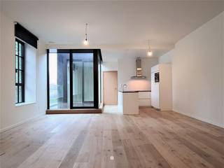 <p><span>SINT-NIKLAAS</span><span> - Op zoek naar een karaktervol en luxueus afgewerkt appartement in het centrum van de stad? Neem dan snel een kijkje naar dit pareltje!</span></p><p><span> </span></p><p><span>Enkele troeven:</span></p><ul><li><span>Recent gebouw</span></li><li><span>Zeer zonnig, met zuid gericht terras</span></li><li><span>In Stationsstraat vlakbij station</span></li><li><span>Fietsenstalling in het gebouw</span></li></ul><p><span> </span></p><p><span>Het appartement is gelegen op de eerste verdieping van een kleinschalig gebouw, met lift en fietsenberging en is </span><span>als volgt ingedeeld:</span></p><p><span>inkomhal, zeer ruime leefruimte met parketvloer en hoge plafonds, open ingerichte keuken (alle comfort), patio-terras zuid gericht met zicht op Casinopark, berging, toilet, </span></p><p><span>1 slaapkamer met aanpalende badkamer (inloopdouche en lavabomeubel).</span></p><p><span> </span></p><p><span>De locatie is optimaal, zeer rustig gelegen doch midden in de stad op wandelafstand van station en Grote Markt. </span></p><p><span> </span></p><p><span>Beschikbaar </span><span>vanaf 1/12/2026</span></p><p><span>HP</span><span> 825 Euro per maand + 50 Euro provisie algemene onkosten</span></p><p><span>EPC </span><span>135</span></p><p><span> </span></p><p><span>Interesse? Vraag dan snel je bezoek aan via onze website!</span></p>