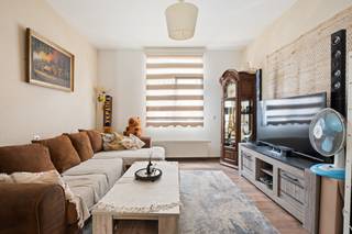 <p>Te koop: gesloten woning in Antwerpen 2020, gelegen in de Marathonstraat, nabij winkels, scholen, openbaar vervoer en met een vlotte verbinding naar het centrum en belangrijke invalswegen.<br /><br />Deze charmante woning biedt een aangename tuin van 81 m², ideaal om te genieten van rust, ontspanning en gezellige momenten buiten. Met twee volwaardige slaapkamers is dit huis perfect voor starters, koppels of kleine gezinnen. De ligging in een levendige buurt met alle voorzieningen binnen handbereik maakt het een praktische en aantrekkelijke keuze.<br /><br />Belangrijkste ruimtes:<br />• Living met gezellige sfeer en natuurlijke lichtinval<br />• Keuken met gasfornuis en oven, aansluitend op eetkamer<br />• Eetkamer met ruimte voor een grote eettafel<br />• Badkamer met inloopdouche, ligbad, toilet, aansluiting voor wasmachine en droogkast, en wastafel<br />• Twee volwaardige slaapkamers<br />• Hal en berging met verwarmingsketel<br />• Kelder voor extra opslag<br />• Tuin (81 m²) met mogelijkheden voor ontspanning en buitenactiviteiten<br /><br />Troeven:<br />• Aangename tuin van 81 m²<br />• Twee volwaardige slaapkamers<br />• Centrale ligging nabij winkels, scholen, openbaar vervoer en invalswegen<br /><br />Neem vandaag nog contact op met je ERA-makelaar voor een bezoek. JOUW DROOMHUIS. ZO GEVONDEN!</p>