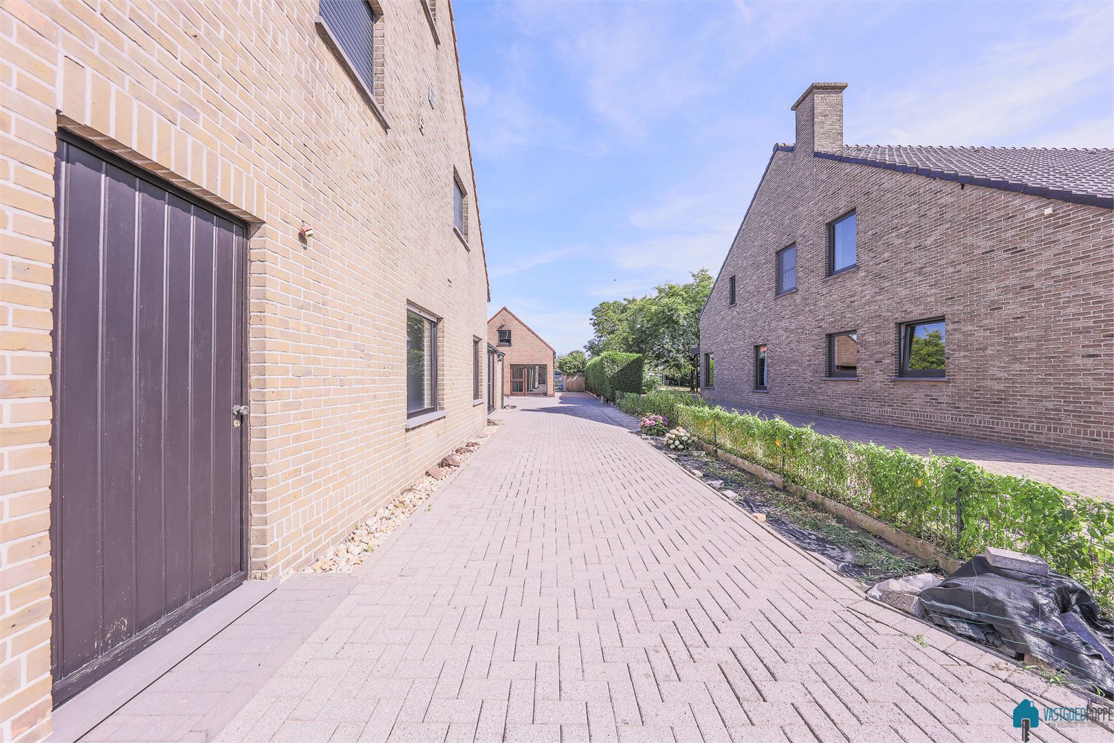 Handelsruimte met ruime woonst, aparte garage met tuin - foto 2