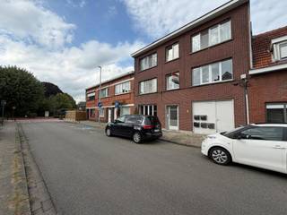Op een centrale en gegeerde locatie in het centrum van Turnhout bevindt zich dit aangename 1-slaapkamerappartement, een interessante opportuniteit voor wie op zoek is naar een verhuurde opbrengsteigendom.<br /><br />Het appartement beschikt over een lichtrijke leefruimte, een afzonderlijke slaapkamer, keuken, badkamer een terras en een praktische kelderberging. Dankzij de centrale ligging bevinden winkels, horeca, openbaar vervoer en alle dagelijkse voorzieningen zich op wandelafstand.<br /><br />Het appartement is momenteel verhuurd, waardoor u als investeerder meteen geniet van een lopend huurinkomen.<br /><br />Troeven:<br /><br />- Toplocatie in het centrum van Turnhout: winkels, horeca en voorzieningen op wandelafstand<br />- Terras<br />- Kelderberging<br /><br />Een mooie kans voor zowel de startende als een vastgoedinvesteerder die op zoek is naar een centraal gelegen appartement.<br /><br />Interesse? Neem contact op voor meer informatie of een bezoek.<br /><strong><span>Oppervlakten zijn indicatief en conform EPC</span></strong>