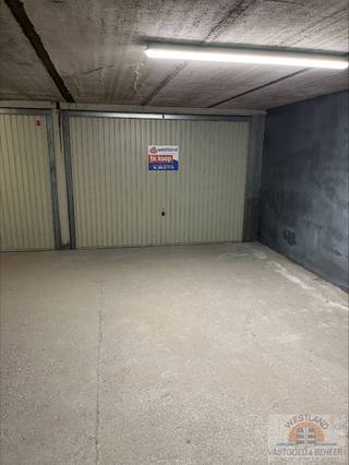Op een uitstekende ligging onder het Elisabethplein bevindt zich deze ruime garagebox, gelegen in een verzorgd en vlot toegankelijk garagecomplex.<br />Dankzij de comfortabele afmetingen behoort deze garage tot één van de ruimere garages binnen het complex, ideaal voor het parkeren van een wagen én extra stockageruimte.<br />Afmetingen:<br />Breedte: 3,30 m<br />Lengte: 5,40 m<br />Hoogte: 2,30 m<br />De centrale ligging maakt deze garage bijzonder interessant als investering, tweede parkeerplaats of praktische oplossing voor wie in de omgeving woont of een verblijf aan zee heeft.<br />Bent u op zoek naar een makkelijk toegankelijke en ruime garage op toplocatie? Contacteer ons vandaag nog voor meer informatie of een bezoek ter plaatse.