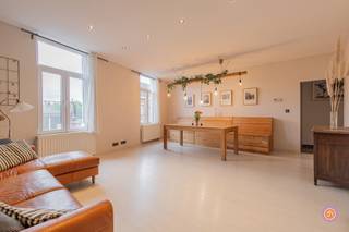 Vandaag nemen wij je mee naar dit appartement nabij het centrum van Hemiksem. Winkels, openbaar vervoer en scholen bevinden zich op wandelafstand.We...