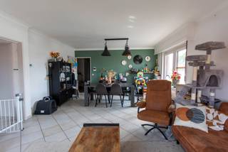 Ruim en uitstekend onderhouden appartement met 3 slaapkamers, twee terrassen en garagebox, gelegen op de tweede verdieping. Via de...