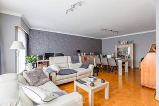 Dit ruime en lichtrijke appartement geniet van een uitstekende ligging in Sint-Niklaas, vlak bij winkels, openbaar vervoer, het treinstation en...