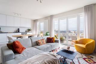 <p><span>Dit fantastische appartement bevindt zich op de Prins Albertlei, beter gekend als De Merodewijk: letterlijk op de grens Antwerpen-Berchem waar het heerlijk wonen is, op 2 stappen van Brouwerij De Koninck waar tal van topzaken gevestigd zijn zoals The Bakery, Van Tricht, The Butcherstore, maar ook supermarkten ; Delhaize, Lidl, Albert Heijn vind je er op wandelafstand! Het appartement treffen we aan op de bovenste verdieping , geen bovenburen dus en het dak werd pas gerenoveerd! EPC B is het resultaat. Het volledige appartement onderging overigens een totale make-over: alle ramen, vloeren, badkamer en keuken en elektriciteit zijn vernieuwd. Dé troef is ongetwijfeld het zonneterras welke over de volledige breedte van de living loopt. Zon van 'smorgens! Heerlijk zicht over de wijde omgeving van het eilandje tot Centraal Station, Berchem, Deurne etc.... zover de horizon reikt! Ook de slaapkamers genieten van een mooi uitzicht en kijken richting Antwerpen Zuid en omgeving. Elek conform, Asbestvrij. Kelderberging inbegrepen in prijs.</span></p>