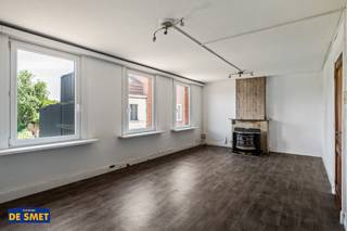 Bent u op zoek naar een volledig te vernieuwen appartement in het centrum van Niel?
Dan is deze duplex in een kleinschalig appartementsgebouw (er zijn enkel onderburen) ongetwijfeld iets voor u!
Op het gelijkvloers is er een privatieve ruimte voorzien om o.a. de fietsen te bergen.
Op de eerste verdieping zijn de living, de her in te richten keuken met overdekt noordwestterras, twee slaapkamers en de her in te richten badkamer gelegen.
De dakverdieping heeft nog een derde slaapkamer en een af te werken zolderruimte.
Het dak is geïsoleerd met 10 cm PURPIR en de beglazing is grotendeels dubbel in PVC ramen.
Dit pand is onderhevig aan de renovatieverplichting die door de Vlaamse overheid wordt opgelegd voor residentiële gebouwen.
Voor meer informatie hieromtrent: https://www.vlaanderen.be/een-woning-kopen/renovatieverplichting-voor-residentiele-gebouwen
Neemt u gerust contact op met ons kantoor om een plaatsbezoek in te plannen!