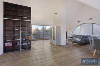 Square Estate biedt u deze prachtige, lichte penthouse aan, ideaal gelegen met royale volumes en een uitzonderlijk groen uitzicht. Het appartement...