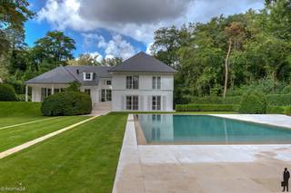 Prachtige villa in Long Island stijl met poolhouse en verwarmd overloopzwembadOp een perceel van ca. 3.608 m² bevindt zich deze exclusieve villa,...
