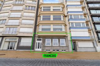 Dit ruime en authentieke gelijkvloers appartement op de Zeedijk in Oostende biedt een adembenemend 180° frontaal zicht op de Noordzee en de levendige wandeldijk. Een zeldzame kans voor wie houdt van ruimte, karakter en een blijvend vakantiegevoel.<br /><br />Bij binnenkomst word je meteen ondergedompeld in de charme van deze woning. De gemeenschappelijke inkomhal met haar imposante traphal en authentieke lift straalt grandeur uit en leidt naar de ruime privé-inkomhal. Van hieruit betreed je de lichtrijke woonkamer en eetkamer (67 m²), waar het panoramisch zeezicht een indrukwekkend decor vormt. De aparte keuken (8,5 m²) biedt alle nodige comfort, terwijl de nachthal achteraan toegang geeft tot drie ruime slaapkamers, waaronder een mastersuite met ingerichte badkamer (29 m²). Een extra douchekamer, vestiaire en apart toilet maken deze verdieping compleet.<br /><br />Een unieke troef is de bewoonbare kelderverdieping, die perfect dienst kan doen als kangoeroewoning, bijwoonst of vakantieverhuur. Deze beschikt over een eigen ingang, een ruime leefruimte met keukenblok (40 m²), een ingerichte badkamer (14 m²), een wasruimte met toilet en een comfortabele slaapkamer (14 m²).<br /><br />De gezellige stadstuin, bereikbaar via beide verdiepingen, biedt een oase van rust in het hart van de stad. Bovendien is er een achterliggende toegang naar een optioneel aan te kopen garage voor minstens twee wagens.<br /><br />Met zijn authentieke elementen, royale ruimtes en unieke ligging aan zee is dit een parel aan de kust. Laat je betoveren door de charme en mogelijkheden van deze woning en plan vandaag nog je bezoek! 🌊✨