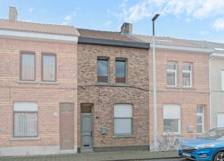 Deze deels gerenoveerde woning biedt u tal van mogelijkheden en met 3 slaapkamers is dit de ideale gezinswoning. De badkamer werd reeds volledig vernieuwd en de leefruimte en keuken bieden nog ruimte om naar eigen smaak verder af te werken. Bovendien beschikt de woning over een stadstuin waar je in alle rust kan genieten. De gunstige ligging nabij het centrum maakt dat winkels, scholen en openbaar vervoer steeds binnen handbereik zijn. De ramen zijn voorzien van dubbele beglazing en de elektriciteit werd al grotendeels vernieuwd. Goede verbinding naar E17 en N16.