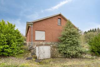 Deze locatie biedt een mooie te renoveren hoeve met gronden.De bijhorende stallen en aanhorigheden worden gezien als niet vergund en volgens...