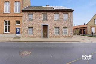 Op zoek naar ruimte, kwaliteit én mogelijkheden? Deze prachtige nieuwbouwwoning (2013) combineert modern wooncomfort met een uitzonderlijk groot perceel en een polyvalente loods van maar liefst 160 m² – ideaal voor zelfstandigen, hobbyisten of wie gewoon extra ruimte zoekt.<br /><br />Wonen in alle comfort en licht<br />Bij het binnenkomen word je meteen verwelkomd in een ruime, lichtrijke leefruimte waar grote raampartijen zorgen voor een prachtig open zicht op de tuin en het omliggende groen. Aansluitend vind je een royale, volledig uitgeruste keuken waar koken en gezellig samenzijn naadloos samenkomen.<br /><br />Praktische indeling<br />Op het gelijkvloers bevindt zich een stijlvolle badkamer, uitgerust met zowel een ligbad als een douche en dubbele wastafel – comfort voor het hele gezin.<br />De bovenverdieping telt maar liefst vier volwaardige en ruime slaapkamers, ideaal voor gezinnen of wie extra bureauruimte wenst.<br />Daarnaast beschikt de woning over een zeer ruime zolder, perfect als opslagruimte of verdere uitbreiding.<br /><br />Degelijke bouwkwaliteit<br />Deze woning werd gebouwd met oog voor duurzaamheid en stevigheid: betonstructuur tot op de zolder, wat garant staat voor een solide en kwalitatieve constructie.<br /><br />Buitenruimte &amp; extra troeven<br />Het perceel biedt een zee van ruimte en rust, met prachtige zichten.<br />Achteraan het perceel is er bovendien een praktische uitweg, wat extra toegankelijkheid en flexibiliteit biedt.<br /><br />De absolute blikvanger is de loods van 160 m² – een enorme meerwaarde voor wie opslag, werkruimte of een atelier nodig heeft.<br /><br />Een unieke combinatie van wonen, werken en genieten van ruimte en rust.<br />Laat je verrassen door de mogelijkheden van deze uitzonderlijke eigendom!<br /><br />Voor meer informatie of een plaatsbezoek contacteer Home Hunters via hallo@homehunters.be of op het nummer 057/377.477