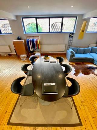 <p>Gelegen in het hart van Brussel, vlakbij het Sint-Katelijneplein en het kanaal, geniet deze kantoorruimte op het gelijkvloers van ongeveer 400 m² van een uitstekende centrale ligging in een sterk evoluerende buurt.</p>
<p>Het pand ligt achterin een binnengebied en biedt daardoor een bijzonder rustige werkomgeving — een zeldzame troef in deze centrale locatie. De ruimte geeft uit op een binnenkoer, wat zorgt voor veel natuurlijk licht en een aangename sfeer.</p>
<p>De indeling biedt ruime volumes en veel flexibiliteit, geschikt voor open space, aparte kantoren of een hybride opstelling.</p>
<p>Het pand bevindt zich in een levendige centrale buurt, op wandelafstand van talrijke restaurants, cafés, winkels en diensten. De nabijgelegen Dansaertwijk staat bekend om haar creatieve en dynamische karakter. Het openbaar vervoer is uitstekend bereikbaar, met het metrostation Sint-Katelijne en verschillende tram- en buslijnen, evenals een vlotte verbinding met de belangrijkste verkeersassen van Brussel.</p>
<p>Twee ondergrondse parkeerplaatsen zijn optioneel beschikbaar, met de mogelijkheid tot installatie van een laadpaal voor elektrische voertuigen.</p>