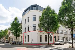 <p><span>Turnkey, bright apartment with 2 bedrooms and modern open kitchen</span></p><p><span>Discover this stylish and ready to move in apartment with a living area of approx. </span><span>72 m²</span><span>, located in a central location with easy access to stores, public transport and important access roads. Thanks to the large windows, the living space enjoys an abundance of natural light, creating a pleasant and open atmosphere.</span></p><p><span>The spacious living space forms the heart of the apartment and connects seamlessly with the </span><span>modern open kitchen</span><span>, which is equipped with quality appliances and ample storage space. The combination of light parquet floors, clean white walls and warm wood accents creates a timeless and elegant look.</span></p><p><span>The apartment features </span><span>two comfortable bedrooms</span><span>, ideal for a family, a home office or as an investment. The practical layout ensures optimal use of space and pleasant living comfort.</span></p><p><span>With an </span><span>EPC score B (160 kWh/m² year)</span><span>, this home is also energy efficient, ensuring lower energy costs and a sustainable investment.</span></p><p><span>Advantages of the apartment:</span><span><br />living area approx. 72 m²<br />2 bedrooms<br />luminous living space with large windows<br />modern open kitchen with quality finishing<br />energy efficient (EPC B)<br />ready to move in<br />central location near stores and public transport</span></p><p><span>Ideal as a </span><span>first home or interesting investment</span><span>.</span></p><p><span> </span></p><p><span>Are you interested in this studio for sale in Antwerp, are you looking for other real estate, an investment or do you want to know the value of your property? Then you are at </span></p>