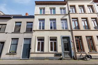 Deze karakteristieke woning is opgedeeld in vier zelfstandige units, wat zorgt voor diverse woon- en investeringsmogelijkheden. Authentieke elementen, zoals sierlijke plafondlijsten en originele houten vloeren, geven het pand een charmante uitstraling. De ruime stadstuin biedt een groene oase midden in de stad, ideaal voor ontspanning of gezamenlijke activiteiten. Dankzij de indeling en oppervlakte leent de woning zich uitstekend voor co-housing of een combinatie van wonen en werken. Met zijn unieke karakter en veelzijdigheid is dit een zeldzame kans op de woningmarkt.  4 meters voor gas en elektriciteit, 1 watermeter. 