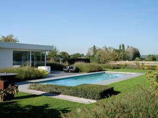 <p><span>FRASNES-LEZ-ANVAING | Exclusieve villa met panoramisch uitzicht.</span></p><p><span> </span></p><p><span> </span></p><p><span>Stel u voor: u wordt wakker met een weids uitzicht over het glooiende landschap, geniet van uw eerste koffie op het terras terwijl tuin baadt in het zonlicht, en sluit de dag af met vrienden aan de barbecue, naast het verwarmde zwembad. Elke dag voelt hier als vakantie. In een rustige doodlopende straat geniet u van absolute rust, een adembenemend uitzicht en een perfect aangelegde tuin met zwembad en poolhouse.Tegelijk bereikt u in enkele minuten de N60, A8, winkels, scholen en openbaar vervoer. </span></p><p><span> </span></p><p><span>Bij het binnenkomen valt meteen de overvloed aan licht en ruimte op. De royale leefruimte (70 m²) met grote raampartijen vormt samen met de leefkeuken met kookeiland het hart van de woning. De gezellige woonveranda met open haard en barbecue maakt elk seizoen bijzonder.</span></p><p><span> </span></p><p><span>Het gelijkvloers biedt daarnaast een slaapkamer met en-suite douchekamer, fitnessruimte, wasplaats, dubbele garage, atelier, berging en dubbele carport. Boven bevinden zich vier ruime slaapkamers met maatkasten, waaronder een stijlvolle master suite met dressing, badkamer en airco, een tweede badkamer en een "flying desk".</span></p><p><span> </span></p><p><span>Ook buiten ontbreekt niets: meerdere terrassen, een zwembad (12 x 3,5 m), een volledig uitgerust poolhouse en een prachtig aangelegde tuin nodigen uit om volop te genieten.</span></p><p><span> </span></p><p><span>Extra troeven? Een gunstig EPC, 28 zonnepanelen, warmtepomp voor het zwembad, twee regenwaterputten van 5.000 liter, alarmsysteem en extra parkeerplaatsen.</span></p><p><span> </span></p>