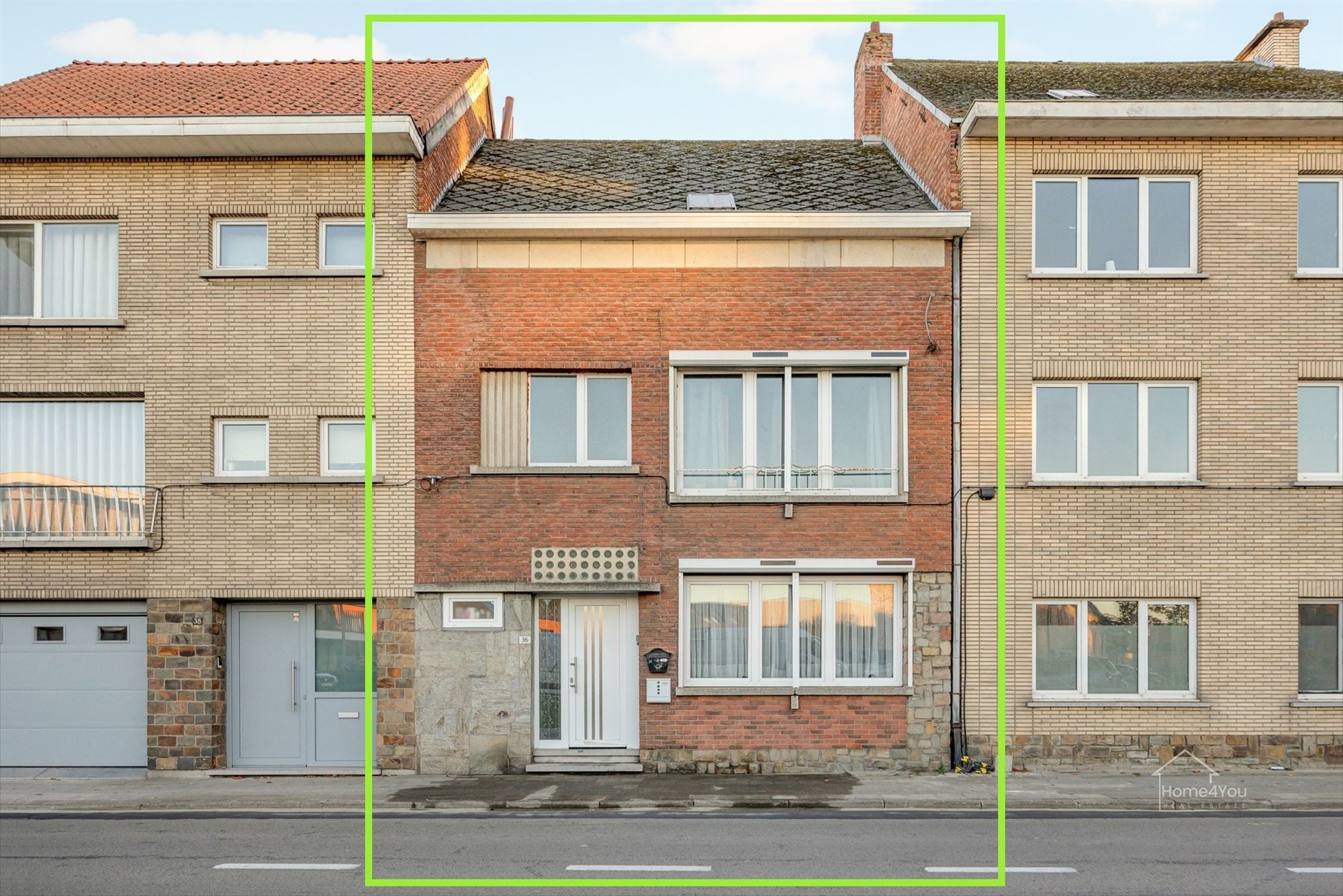 Op te frissen woning met zéér ruime extra zolder - foto 1