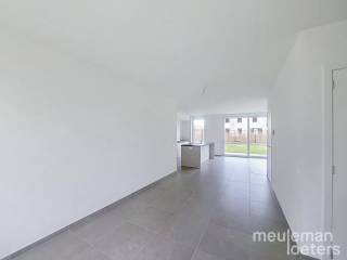 Cette maison moderne et économe en énergie est située dans un nouveau lotissement à Hertsberge. Il s'agit de la maison mitoyenne à gauche. Le lotissement a été réalisé en 2025-2026 et est équipé des techniques les plus récentes offrant un confort de vie contemporain.<br /><br />Au rez-de-chaussée, vous trouverez un hall d'entrée avec toilettes pour invités et lavabo, suivi d'un lumineux espace de vie avec une cuisine ouverte entièrement équipée. La cuisine comprend une plaque à induction, une hotte, deux éviers (grand et petit), un lave-vaisselle intégré, un four à convection et un grand réfrigérateur encastré. <br />À côté de la cuisine se trouve une buanderie spacieuse et fonctionnelle donnant accès à l'avant de la maison.<br /><br />Au premier étage, on trouve un hall de nuit, un WC séparé, trois chambres doubles ainsi qu'une chambre simple, une salle de bain entièrement équipée avec douche à l’italienne, baignoire et double lavabo. Un espace de rangement est également prévu à cet étage.<br /><br />Le salon et la cuisine donnent directement accès au jardin et à la terrasse. Le jardin sera aménagé avec une pelouse et un abri de jardin extérieur.<br /><br />La maison est également équipée de panneaux solaires, du chauffage par le sol et d’une allée privée. <br />La peinture est terminée en finition et des rails pour rideaux ont été installés.<br /><br />Pour une visite, vous pouvez réserver un créneau horaire via notre site web meuleman-loeters.be.