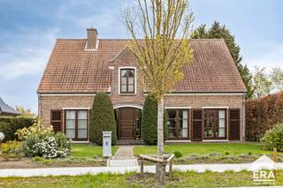 <u>Lommel:</u> Instapklare vrijstaande woning met 4 (mogelijk 5) slaapkamers. Gelegen in centrum nabij scholen en winkels.<br /><br /><u>Bijzonderheden:</u>
<ul><li>Royale inkomhal met vestiaire en toilet</li><li>Ruime living met parketvloer en open haard</li><li>Keuken met ontbijthoek</li><li>4 slaapkamers met parketvloer</li><li>2 badkamers</li><li>Kantoorruimte met afzonderlijke toegang</li><li>Grote garage (40m²)</li><li>Gunstig EPC</li></ul>