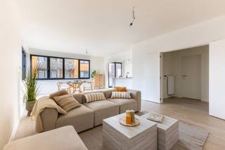 Zoekt u een instapklaar, ruim appartement met twee slaapkamers? Dan hebben een uitstekende opportuniteit voor u gelegen op de tweede verdieping van een recent gerenoveerd gebouw!<br /><br />Indeling<br />Dit instapklare appartement beschikt over een ruime woonkamer met open keuken van 43m², met toegang tot een gezellig terrasje om van buiten te genieten. De keuken is voorzien van alle comfort met de nodige toestellen. Verder zijn er twee comfortabele slaapkamers van 17m² en 11m², een praktische berging, een apart toilet en een smaakvolle badkamer met inloopdouche. Bij dit appartement hoort de privatieve kelderberging. U heeft ook de mogelijkheid om een overdekte autostaanplaats aan te kopen voor € 27.500 (exclusief van de vraagprijs).<br /><br />Ligging<br />Perfect gelegen in een bruisende buurt, op wandelafstand van de iconische concertzaal De Roma en omringd door winkels, gezellige restaurants en uitstekend openbaar vervoer. Hier geniet u van het beste van het stadsleven, gecombineerd met het comfort van een volledig gerenoveerd appartement.<br /><br />Pluspunten<br />- Aankoop onder registratierechten <br />- Dakisolatie: 120 mm PUR en HR beglazing<br />- Elektrische keuring is conform <br /><br />Wilt u deze buitenkans niet missen? Bel dan snel naar One vastgoed via 03 360 85 30!