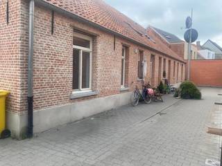Charmante woning in warme commune – midden in Hoogstraten!Ben je op zoek naar een knusse plek met een warme, gemeenschappelijke sfeer én alles binnen...