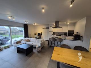 <p><span>Recent gelijkvloers appartement in het centrum van Herent.</span></p><p><span> </span></p><p><span>Prachtig afgewerkt appartement met een inkom met plaats voor een vestiaire kast.</span></p><p><span>De ruime leefruimte kijkt uit op een ruim terras met een mooie tuin.</span></p><p><span>De keuken is voorzien van veel kasten en toestellen ( afwasmachine, vitro keramische kookplaat, dampkap, frigo en oven ) </span></p><p><span>Er is een makkelijk te onderhouden badkamer met douche en dubbele wastafel met meubel en spiegelkast.</span></p><p><span>Er zijn 2 ruime slaapkamers en op de gang is er een apart toilet met wastafeltje.</span></p><p><span>De technische ruimte is voorzien van een ventilatie systeem D, een zuinige gasketel voor de centrale verwarming en een plaats voor de wasmachine.</span></p><p><span>inclusief een ondergrondse garage en een kelder met elektriciteit.</span></p><p><span> </span></p><p><span> </span></p><p><span>Gemeenschappelijk lasten bedragen 50 euro per maand.</span></p><p><span>Door het lage E peil ( 21 ) is het verbruik heel laag. Zonnepanelen aanwezig.</span></p><p><span> </span></p><p><span>Beschikbaar vanaf 1/6/2026</span></p><p><span> </span></p><p><span>Interesse? </span><span>Vraag uw bezoek aan via onze website!</span></p><p><span> </span></p>