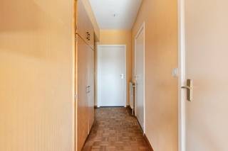 Dit ruime en lichtrijke appartement op de zesde verdieping van residentie Ten Hove biedt 106 m² wooncomfort op een uitstekende locatie nabij Brugge.<br /><br />Het beschikt over een aangename woonkamer met parketvloer en terras, een aansluitende keuken, twee ruime slaapkamers waarvan één met eigen terras, een badkamer, apart toilet en een ruime berging/bureauruimte.<br /><br />Het appartement is momenteel eerder klassiek ingericht en biedt daardoor de mogelijkheid om het appartement stap voor stap te moderniseren en volledig naar eigen smaak in te richten.<br /><br />Een belangrijke troef is de verzorgde residentie: de voorbije jaren werden de gevels, het dak en de terrassen gerenoveerd en werd de stookplaats volledig vernieuwd. De belangrijkste gemeenschappelijke investeringen zijn dus reeds uitgevoerd en er zijn momenteel geen grote werken gepland.<br /><br />Daarnaast beschikt het appartement over een ondergrondse kelderberging en is er de mogelijkheid om een afgesloten garage aan te kopen voor € 35.000.<br /><br />De ligging is bijzonder praktisch: scholen, winkels, het station, de expresweg en het centrum van Brugge bevinden zich op korte afstand.<br /><br />106 m² | 2 slaapkamers | 2 terrassen | 6de verdieping | EPC B | garage mogelijk<br /><br />Belangrijk: de afhandelingskost tbv €2.499 is ten laste van de verkoper.<br /><br />De algemene voorwaarden van Dewaele DIY kunt u steeds raadplegen via dewaele.com.<br /><br />Bestuursmaatregelen in het maatregelenregister: in aanvraag