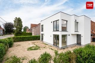 <p>Met een <strong>EPC-label A</strong>, <strong>zonnepanelen</strong>, <strong>vloerverwarming in de volledige woning</strong> én een <strong>conforme elektrische keuring</strong>, ben je helemaal klaar voor de toekomst.</p>
<p>De woning beschikt over <strong>vier volwaardige slaapkamers</strong>, ideaal voor een (groeiend) gezin of wie graag extra ruimte heeft voor een bureau of hobbyruimte. In de <strong>praktische bijkeuken</strong> vind je ingemaakte kasten, perfect voor extra opbergruimte, en aansluitend aan de keuken is er nog een handige <strong>berging</strong>.</p>
<p>De <strong>tuin is nog zelf aan te leggen</strong>, waardoor je ze volledig naar eigen smaak en stijl kan inrichten – een echte troef voor wie van personaliseren houdt.</p>
<p><strong>Ligging</strong>? Top! Je geniet hier van een <strong>vlotte verbinding met het openbaar vervoer</strong>, <strong>winkels in de nabijheid</strong> én een snelle aansluiting met de R4.</p>
<p><strong>Kortom:</strong> een kwaliteitsvolle woning met moderne technieken, energiezuinig én klaar om in te trekken – Contacteer Top Vastgoed voor een bezoek 0475 700 700!</p>