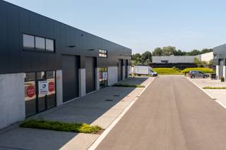 Op de voormalige Bekaert-site in Zwevegem-Moen werd het nieuwe KMO-park "Moenpark" gerealiseerd: een hedendaags bedrijvencomplex bestaande uit 19 kwalitatieve casco-units. Er zijn nog maar 3 units beschikbaar – waaronder Unit 17, met een oppervlakte van 220 m² en 2 privatieve parkeerplaatsen.<br /><br /><strong>Troeven van Unit 17:</strong><br />Nieuwbouwunit met een vrije hoogte van 6 meter<br />Constructie: metalen structuur met betonpanelen en geïsoleerde sandwichpanelen<br />Dakafwerking: steeldeck met isolatie, voorzien van lichtstraat<br />Vloer: gepolierde polybetonvloer<br />Toegang: automatische sectionale poort (4 m breed x 4,4 m hoog) + aparte inkomdeur<br />Voorzieningen: mogelijkheid tot inbouw van kantoorruimte dankzij natuurlijke lichtinval<br />Infrastructuur: gemeenschappelijke regenwaterput (5.000 liter) en septische put (1.500 liter) per 2 units<br />Brandveiligheid: gebouw conform brandklasse C<br /><br /><strong>Strategische ligging:</strong><br />Gelegen nabij de Gauwelstraat, op een steenworp van het Kanaal Bossuit-Kortrijk<br />Onderdeel van het bestaande bedrijventerrein Moen Trekweg<br />Vlotte verbinding naar de E17 (op- en afrit Kortrijk-Oost) en E403<br />Ruime manoeuvreerruimte op de site voor vracht- en bestelverkeer<br /><br />Contacteer Henry Van Tornhout voor bijkomende inlichtingen of een vrijblijvend plaatsbezoek via +32 474 13 37 93 of via henry@kmovastgoed.be