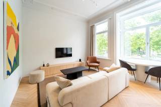 Wilt u luxueus wonen op een geweldige locatie?<br />Dat is zeker mogelijk in dit prachtig recent gerenoveerd appartement.<br /><br />Dit prachtig bemeubeld appartement is gelegen in één van de hipste buurten van Antwerpen namelijk “Het Zuid”. Op wandelafstand bevinden zich hippe restaurantjes en cafeetjes, winkels, supermarkten, openbaar vervoer en een vlotte verbinding in en uit de stad.<br /><br />Dit stijlvol 1 slaapkamer appartement van ca. 65 m2 is gelegen op de 1e verdieping van een kleinschalig gerenoveerd appartementsgebouw. <br /><br />Bij het betreden van het appartement komt men binnen in de leefruimte waar u overdonderd wordt door de hoeveelheid lichtinval dankzij hoge raampartijen. <br />De open keuken is tot in de puntjes prachtig afgewerkt en is voorzien van alle comfort om uitgebreid te koken. De combinatie van de vissengraadparket, de strakke ingemaakte kasten en de inrichting van de leefruimte, zorgen voor een charmant en uniek resultaat.<br /><br />Dit fantastisch appartement beschikt over een zeer ruime slaapkamer met ingemaakte kasten en toegang tot het terras. <br />De badkamer is voorzien van een ruime inloopdouche, wastafel en onderbouwkasten. Voorzieningen van badhanddoeken incl.<br />In de nacht hal vinden we een ruimte met ingemaakte kasten waar wasmachine en droogkast aanwezig zijn en ook toegang verleend tot het terras. Apart toilet.<br /><br />Huur: 1500 €/m (huur lange duur)<br />Gem. kosten: 60 €/m<br />Nutsvoorzieningen: 150 €/m (gas, water & elektriciteit)<br />Onmiddellijk beschikbaar<br /><br />Contacteer LISTED: +32 3 283 51 51.