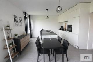Dit appartement met 2 slaapkamers is gelegen in een recent gebouw met alle moderne voorzieningen en op wandelafstand van het centrum van Wellen.Via...