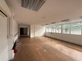 Deze instapklare bedrijfsruimte bestaat uit kantoren van 918 m², in combinatie met een magazijn van 6.891 m² en een buitenterrein van ca...