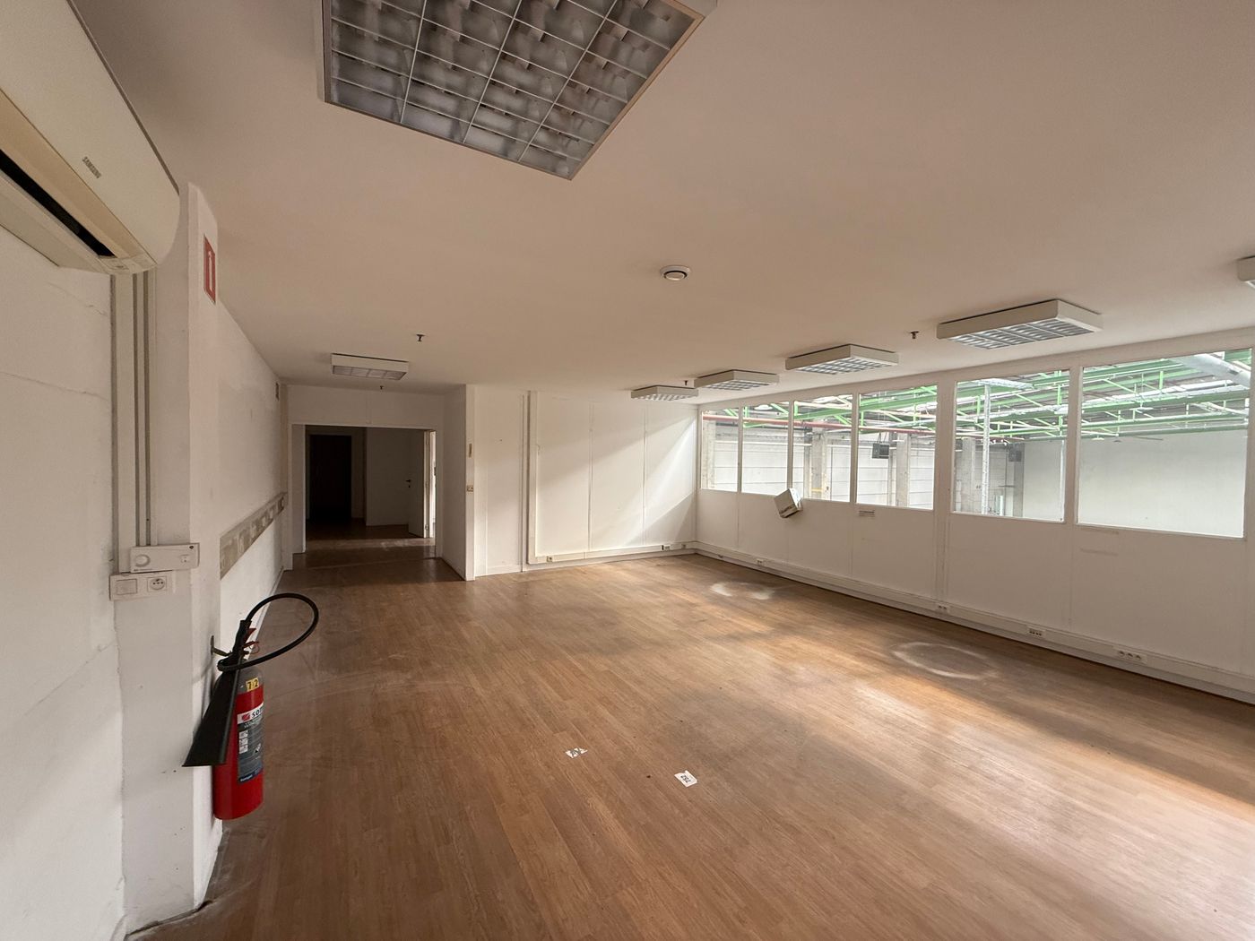 Instapklare bedrijfsruimte met kantoren, magazijn en ruim buitenterrein op toplocatie - foto 3