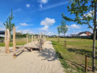 Wie houdt van rustig wonen en een centrale ligging, voelt zich hier meteen thuis. Vanuit deze kindvriendelijke woonbuurt bereik je de lagere school, winkels en het centrum van Hooglede vlot te voet of met de fiets. Kinderen kunnen veilig spelen in de aangrenzende groenzone en op het speelplein. Via de nabijgelegen invalswegen rijd je vlot naar Roeselare en Brugge.
Deze halfopen nieuwbouwwoning op lot 7 telt vier slaapkamers en een open, lichtrijke leefruimte die mooi aansluit op de tuin. De praktische carport maakt het dagelijkse gezinsleven extra gemakkelijk.
De woning wordt volledig instapklaar opgeleverd. Je kiest zelf jouw keuken, badkamer en vloeren en stemt de afwerking af op de woonstijl van jouw gezin.
Een E-peil van 10, een warmtepomp, vloerverwarming en zonnepanelen zorgen voor duurzaam comfort en een lager energieverbruik.
Ontdek deze woning en contacteer ons voor meer informatie.